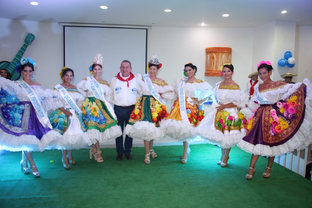 Señorita Unimotor – Preintermotor, Mariana Meñaca Trujillo; la señorita Unimotor – Preintermotor, Mariana Meñaca Trujillo; la nueva reina Coomotor 2019, Danna Valentina Polanía Bermúdez; el gerente del Grupo Coomotor, Armando Cuéllar Arteaga; la reina Coomotor 2018 que entregó la corona, Yamilet Rojas Sánchez; la señorita Administración, Carolina Rodríguez Barrios; señorita Urbanos, Yamith Pérez Hernández, y señorita Rodamiento, Daniela Liceth Tejada Rojas.